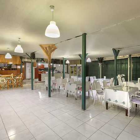 Flora Szálloda Çıralı