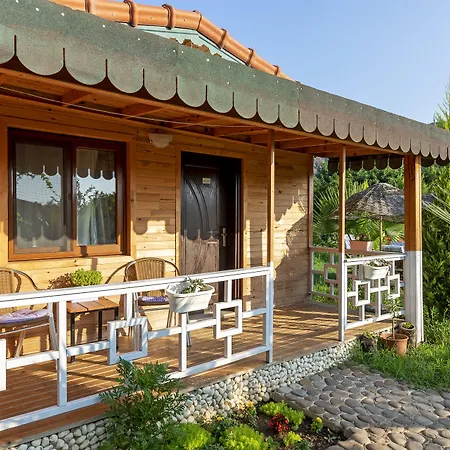 Flora Szálloda Çıralı