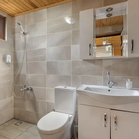 Flora Szálloda Çıralı