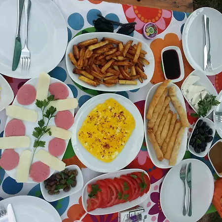 Flora Szálloda Çıralı