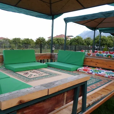 Flora Szálloda Çıralı